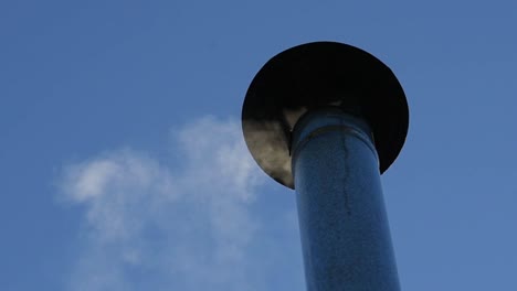 Chimenea-De-Estufa-De-Leña-Con-Humo