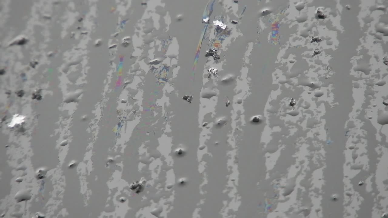 비 오는 날 깨끗한 표면에 물이 쏟아져 내리는 회색