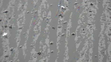 agua cayendo sobre una superficie limpia en un día lluvioso, color gris