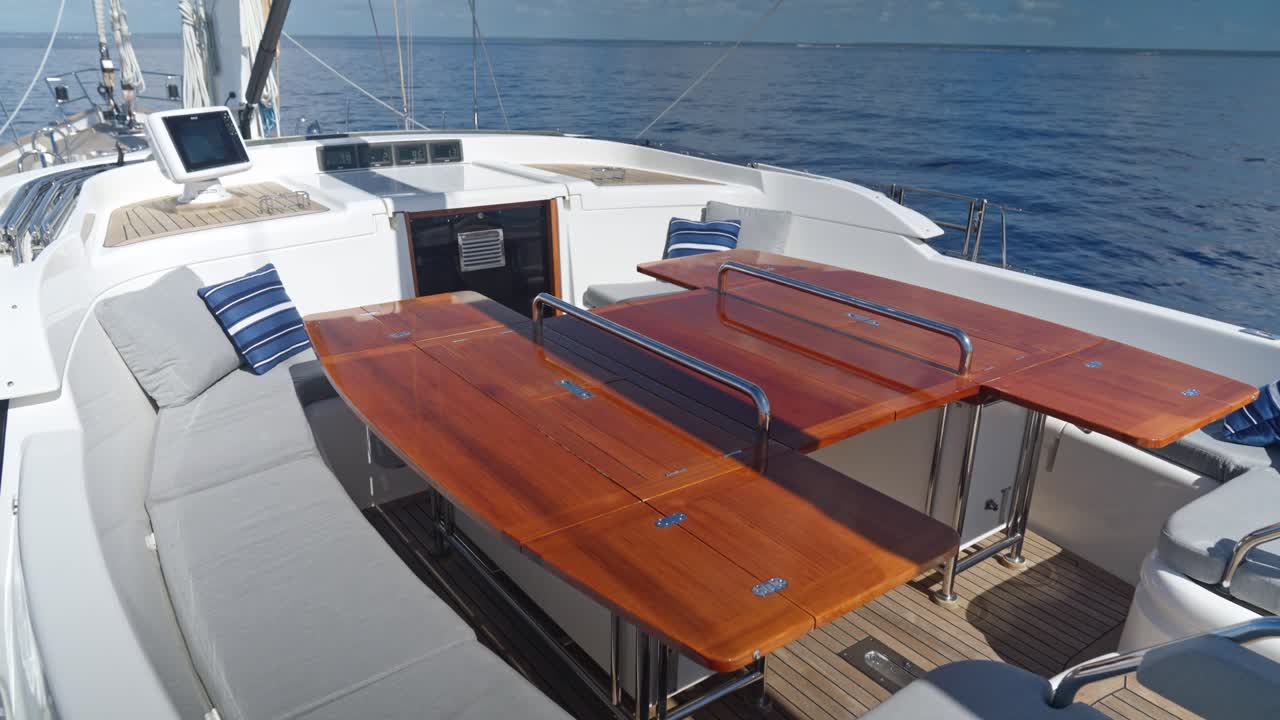 Action-Cam-Ansicht vom Inneren einer Yacht, die in Richtung New Florida segelt