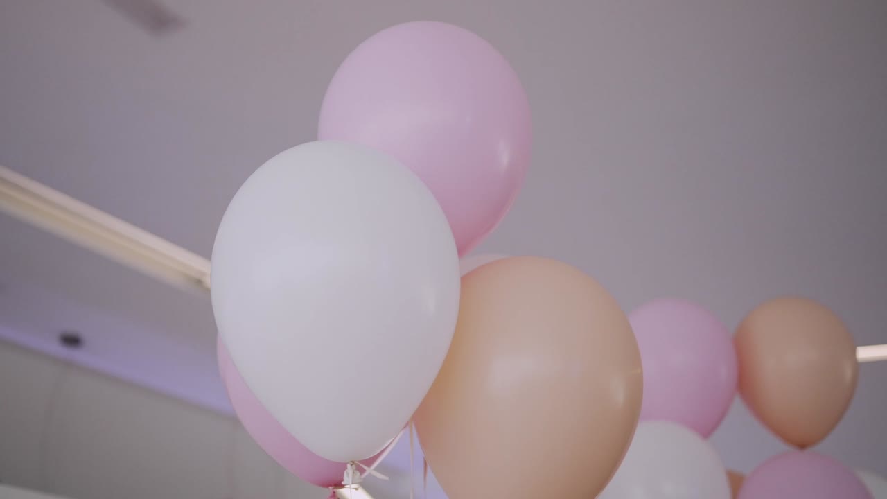 globos pastel aireados flotando suavemente en un entorno de celebración