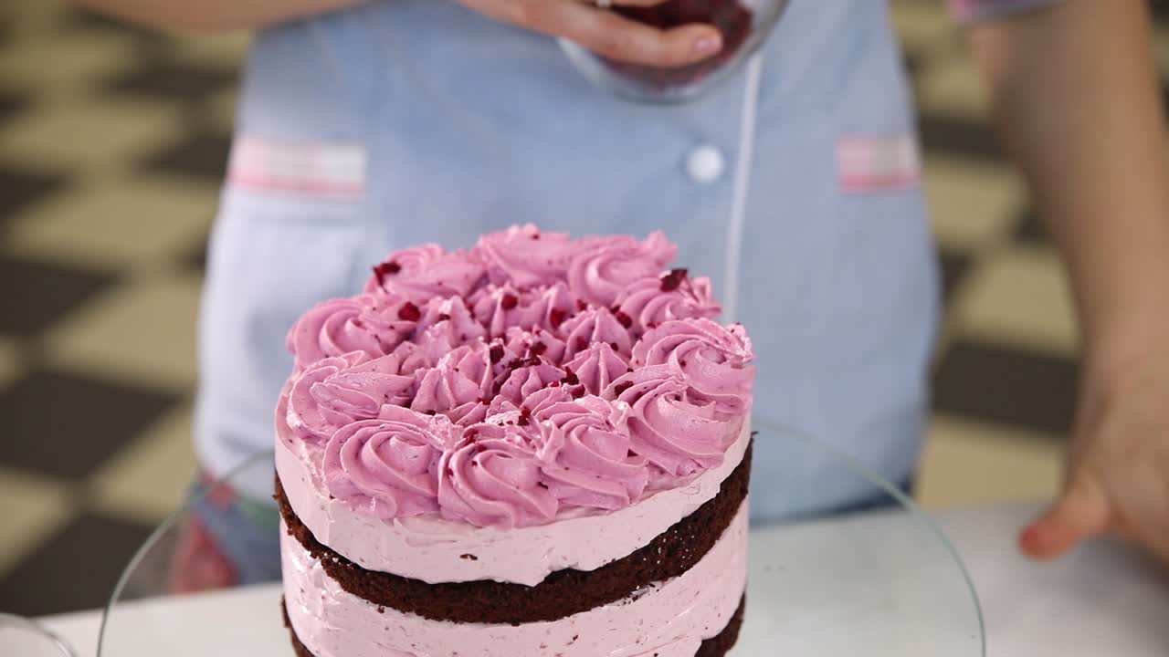 decorando un pastel de capa de frambuesa