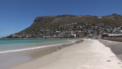 la playa ausente de gente durante el covid