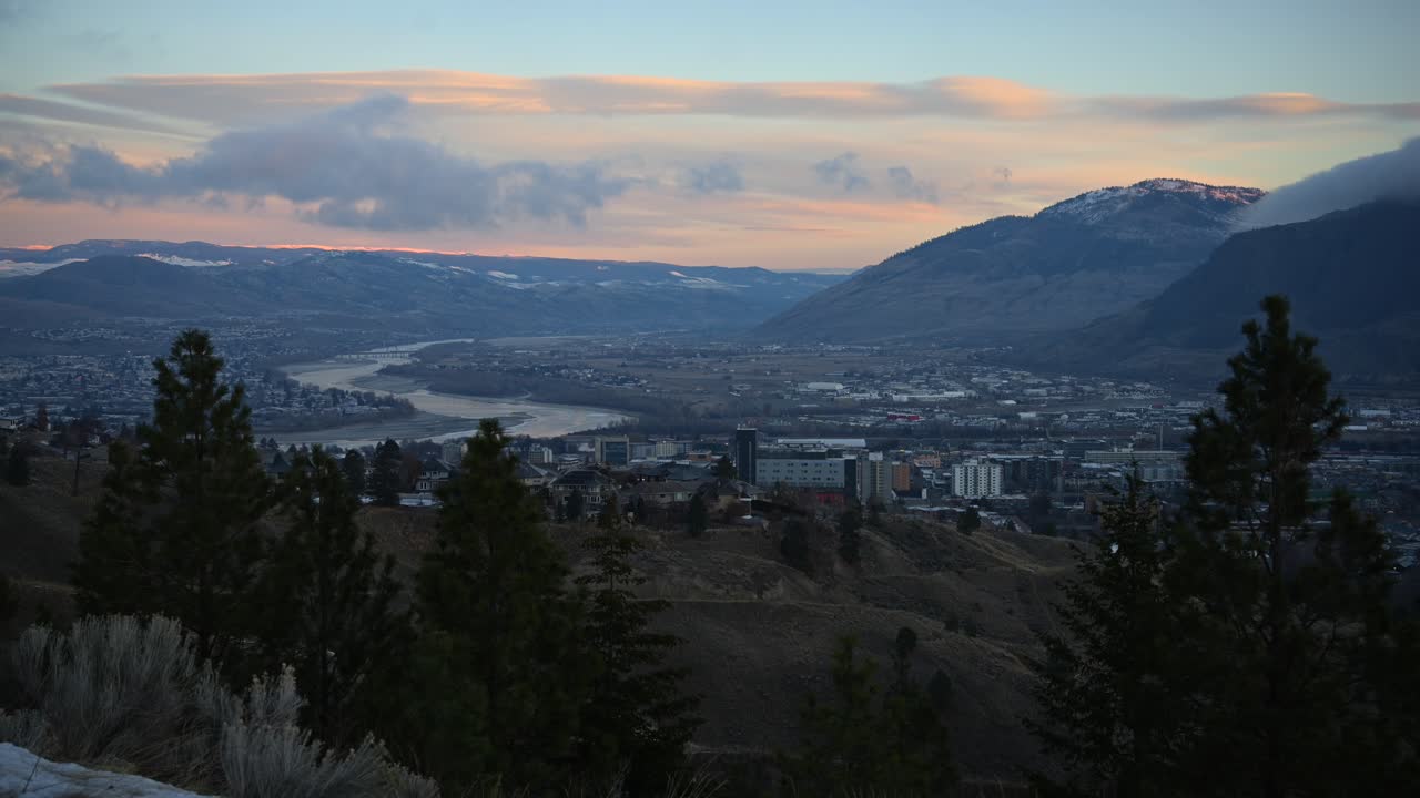 lapso de tiempo del monte paul y el centro de kamloops, columbia británica en un día soleado de invierno a lo largo del río north thompson