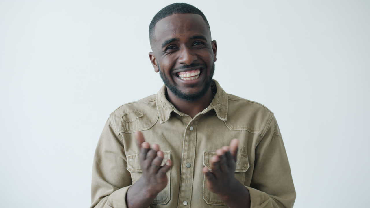 hombre feliz sonriendo