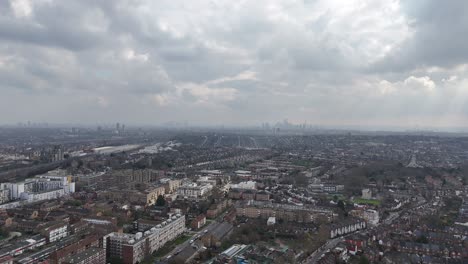 Hornsey,-Nordlondon,-Straßen-Und-Wege,-Großbritannien,-Drohne,-Luftaufnahme-Der-Stadt-London-In-Der-Ferne