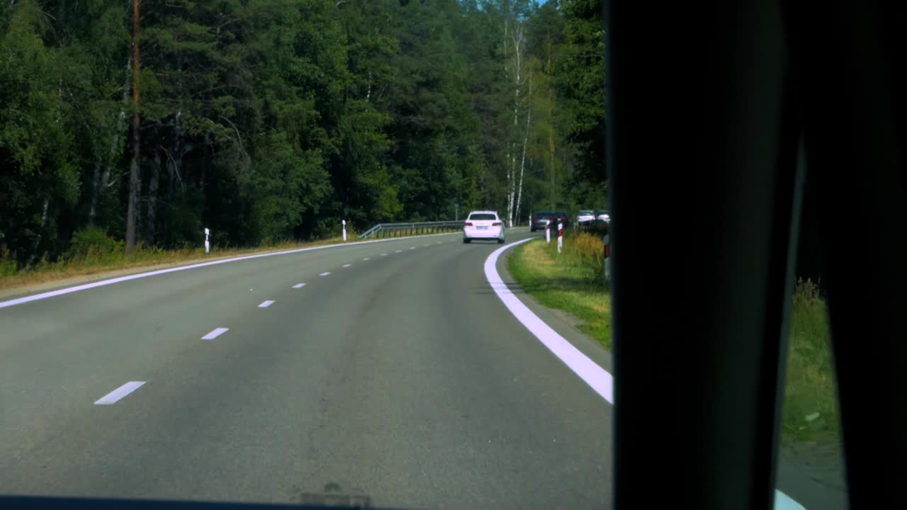 임업 raod에서 앞의 다른 차와 함께 운전