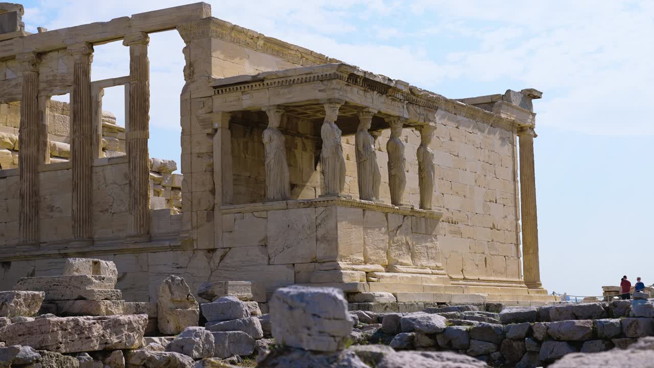 movimiento de seguimiento de ángulo bajo del porche de las cariátides en el templo de erechtheion en la acrópolis, atenas, grecia