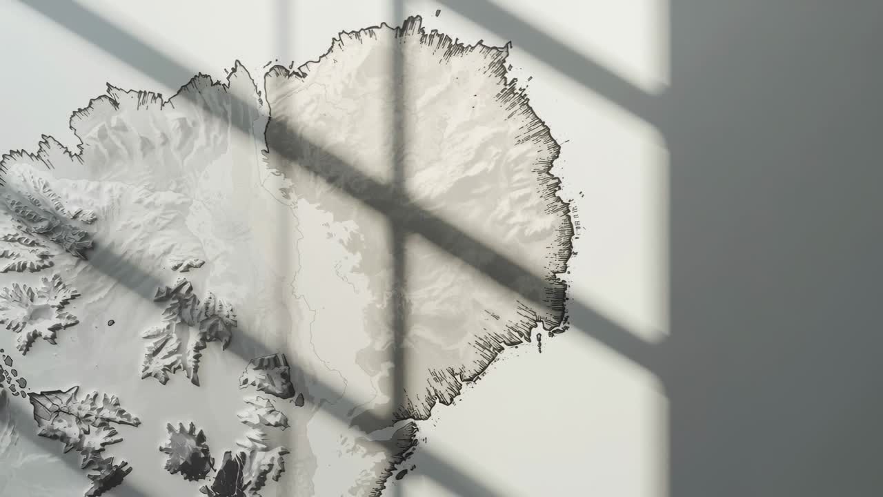 Aufgehende Sonne wirft Sprossenfensterschatten auf eine Reliefkarte an einer blassen Wand und hebt die Küstenlinie hervor