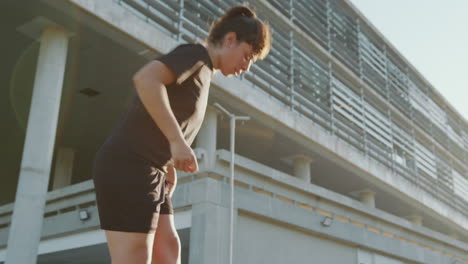 chica de fútbol haciendo malabarismos con una pelota en la calle