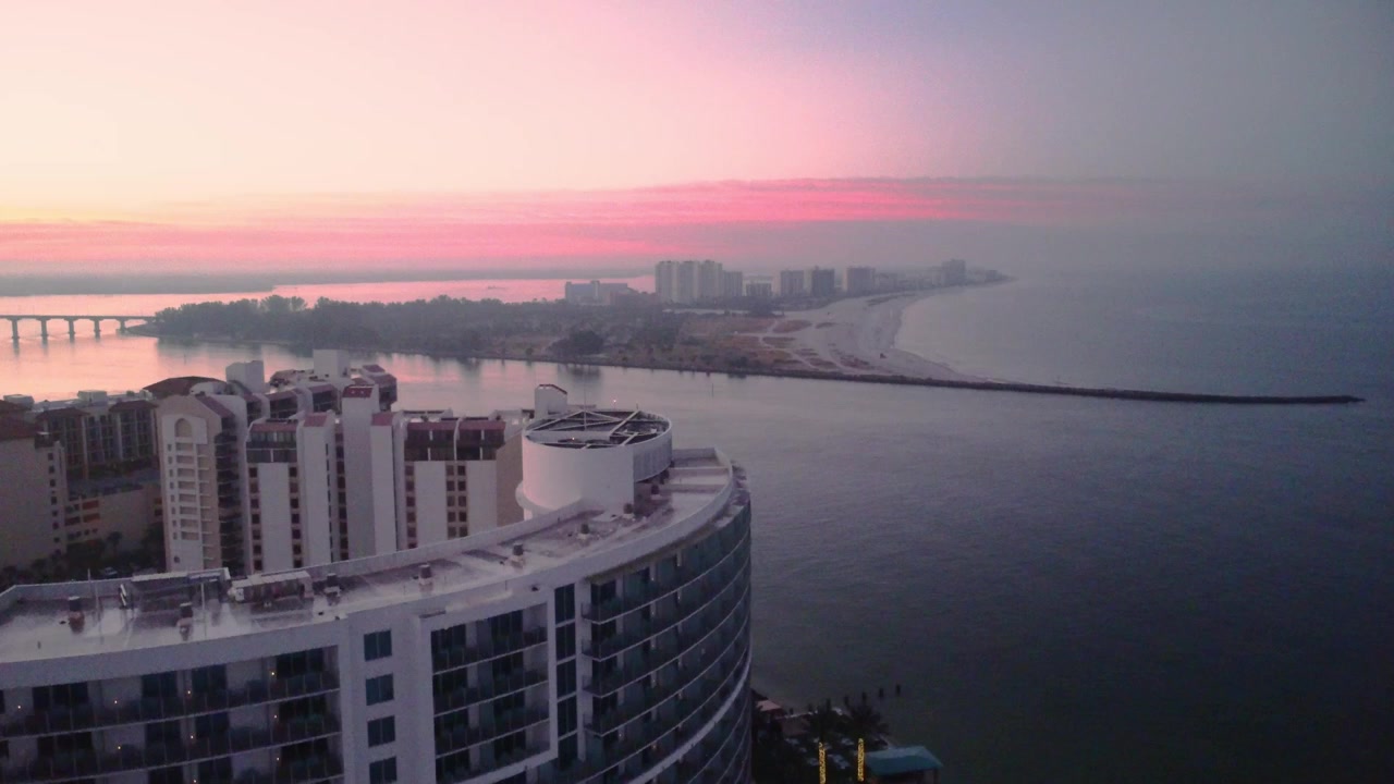 Questa è la promenade all'alba di Clearwater Bay presso l'Opal Sands Resort che conduce all'insenatura della baia. Questa immagine è stata scattata all'alba con luci splendide e viste mozzafiato.