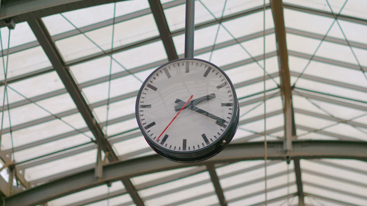 reloj público en la estación de tren en 4k