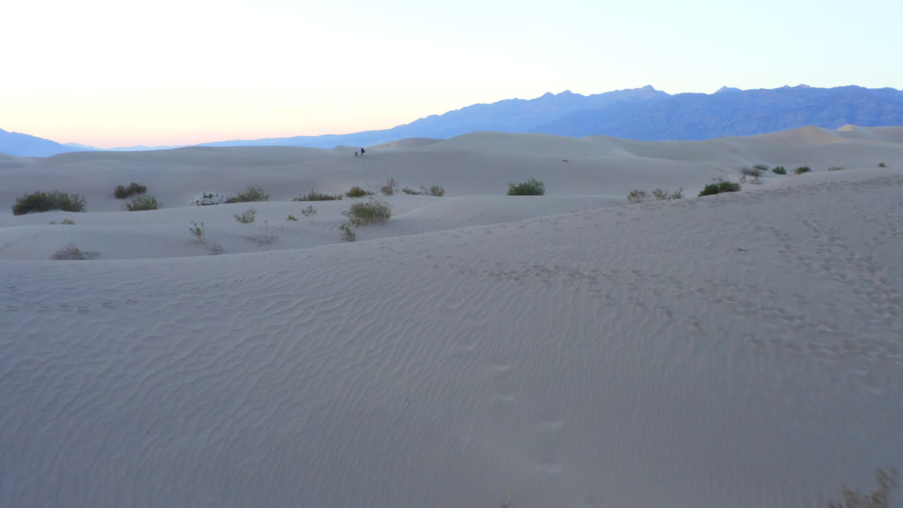 vuelo en el interminable desierto caliente sobre dunas de arena