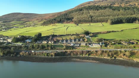 Carlingford,-County-Louth,-Irland---Die-Malerische-Küstenstadt-Mit-Dem-Majestätischen-Berg-Slieve-Foy-Im-Hintergrund---Luftaufnahme