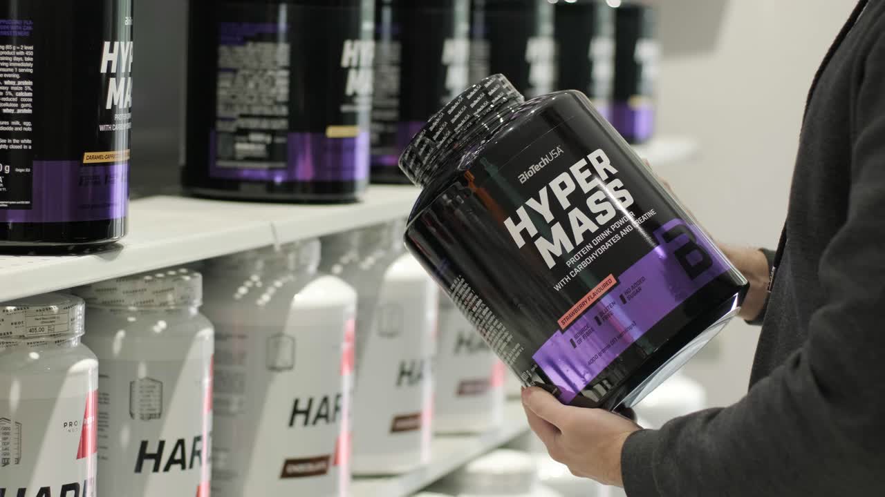 interior de la tienda de nutrición deportiva con una gran selección de suplementos nutricionales.