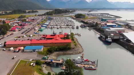 video de drones de 4k de la estación de guardacostas estadounidense en el puerto de botes de valdez en valdez, alaska durante el día soleado de verano