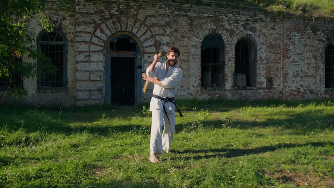 Allenamento di arti marziali all'aperto