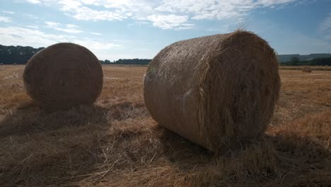 toma panorámica de dos fianzas de heno en un