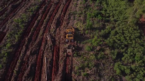 toma aérea de un avión no tripulado de una máquina de preparación de suelo que prepara tierras de agricultura en posadas de misiones argentina