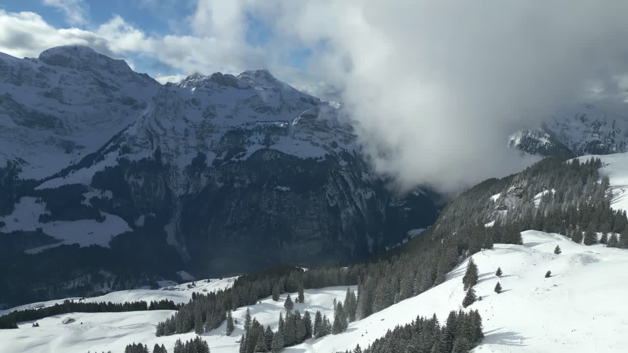 tomada de un avión no tripulado de las pintorescas tierras altas brumosas de las montañas alpinas en engelberg, brunni, bahnen en suiza