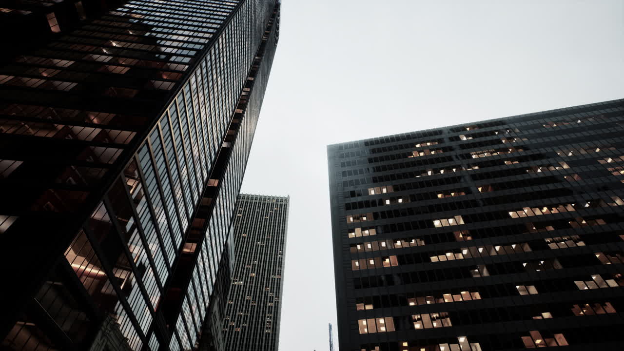 reflejo en el vidrio de los rascacielos