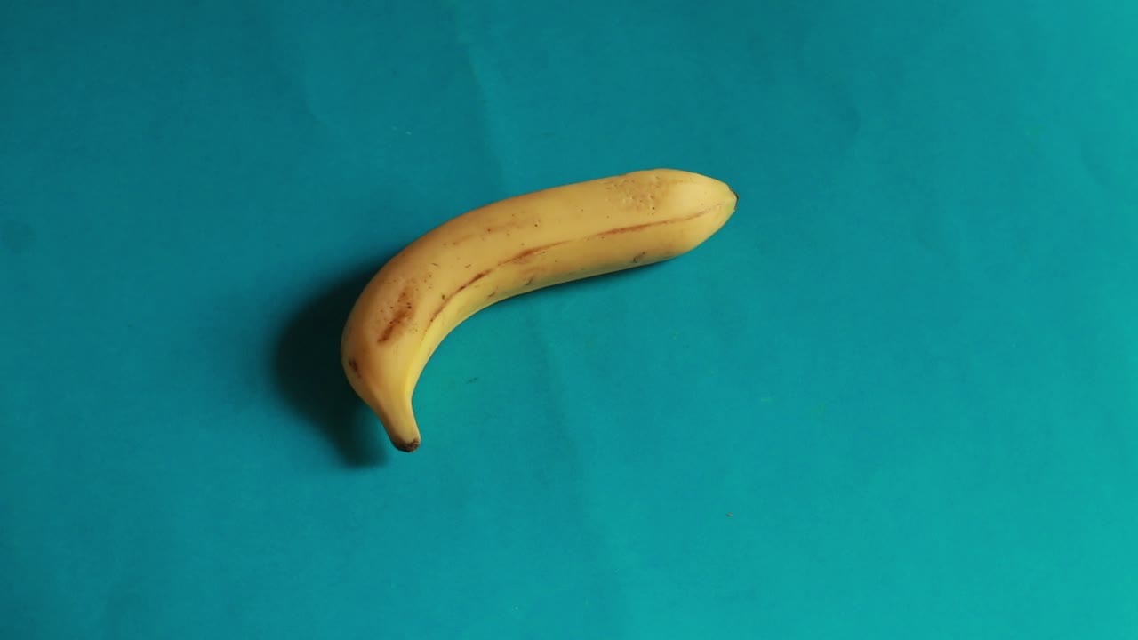 바나나는 파란색 배경에 격리된 원으로 회전합니다.