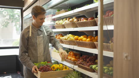 empleado de una tienda de comestibles