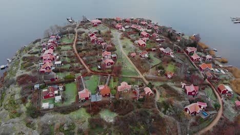 Vista-Aérea-De-Pintorescas-Cabañas-En-El-Paraíso-De-Verano-Brandaholm-En-Karlskrona,-Suecia-15