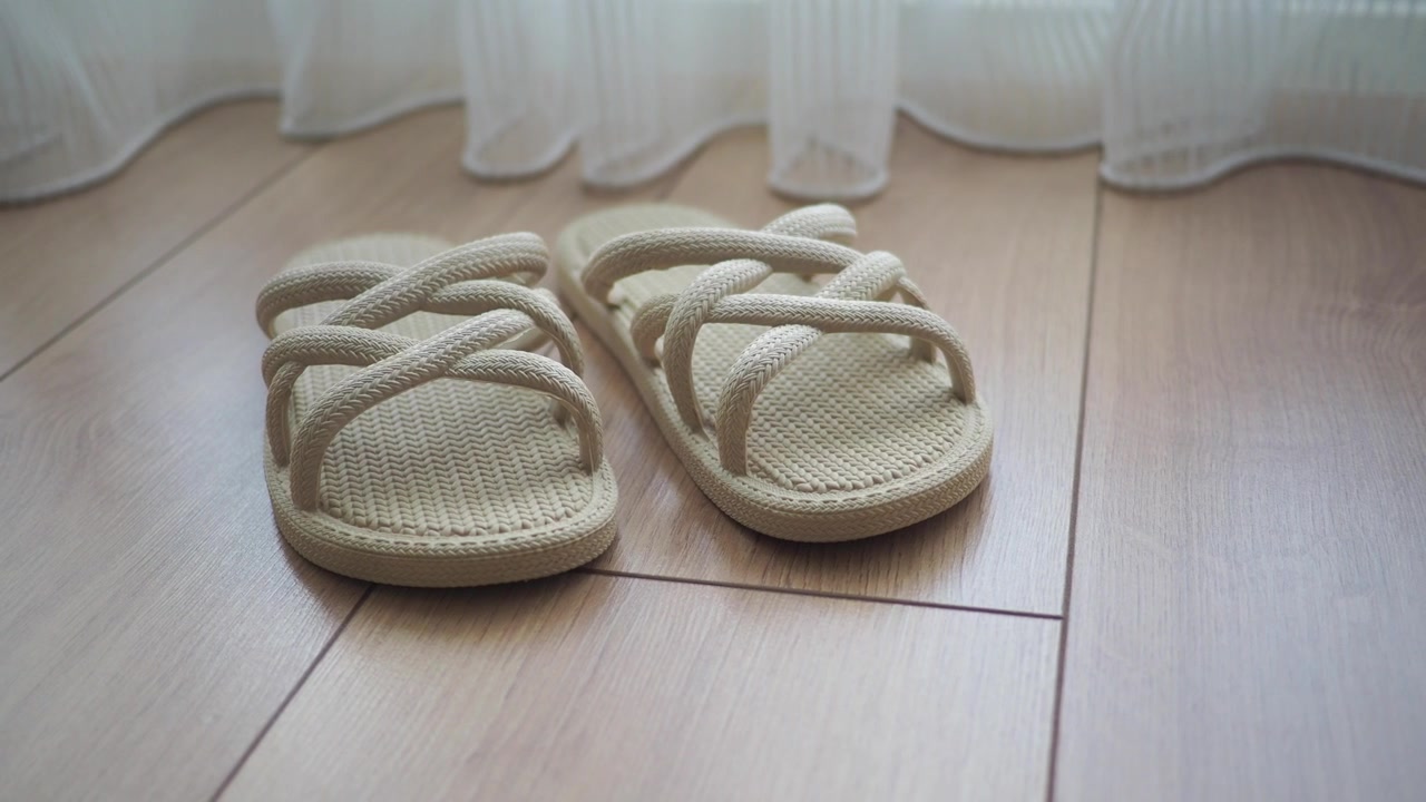 Komfortable beige sandaler på lyst trægulv.