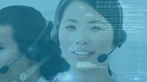 Animation-Der-Computersprache,-Binärcodes-über-Einem-Asiatischen-Kundenvertreter,-Der-über-Ein-Headset-Spricht