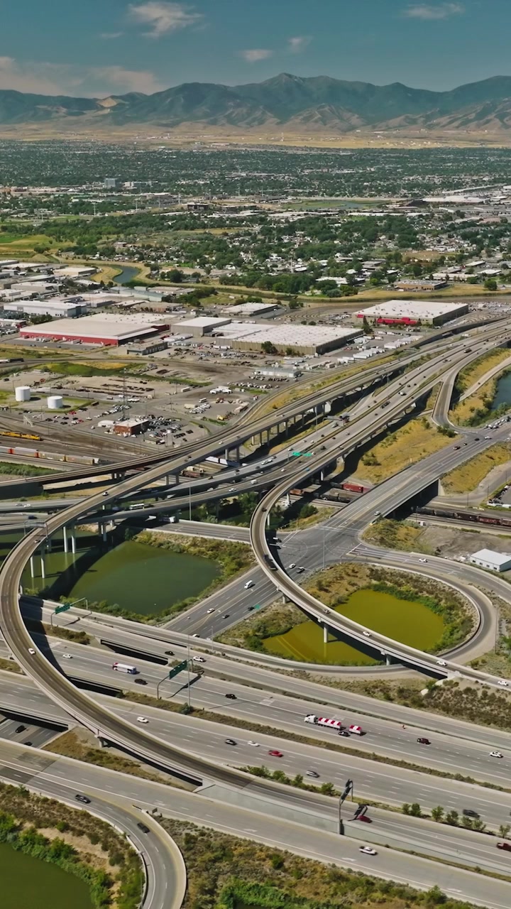 Vista aerea di un'autostrada a più corsie che conduce al centro della città