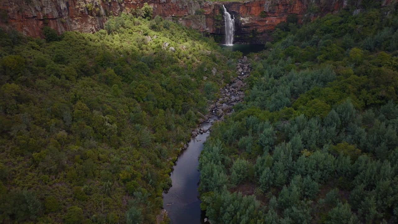 áfrica del sur avión no tripulado lisboa berlin cae cascadas sabie cinematográfico parque nacional kruger parcialmente nublado exuberante primavera verano verde impresionante paisaje del río arbusto lentamente hacia adelante pan up movimiento