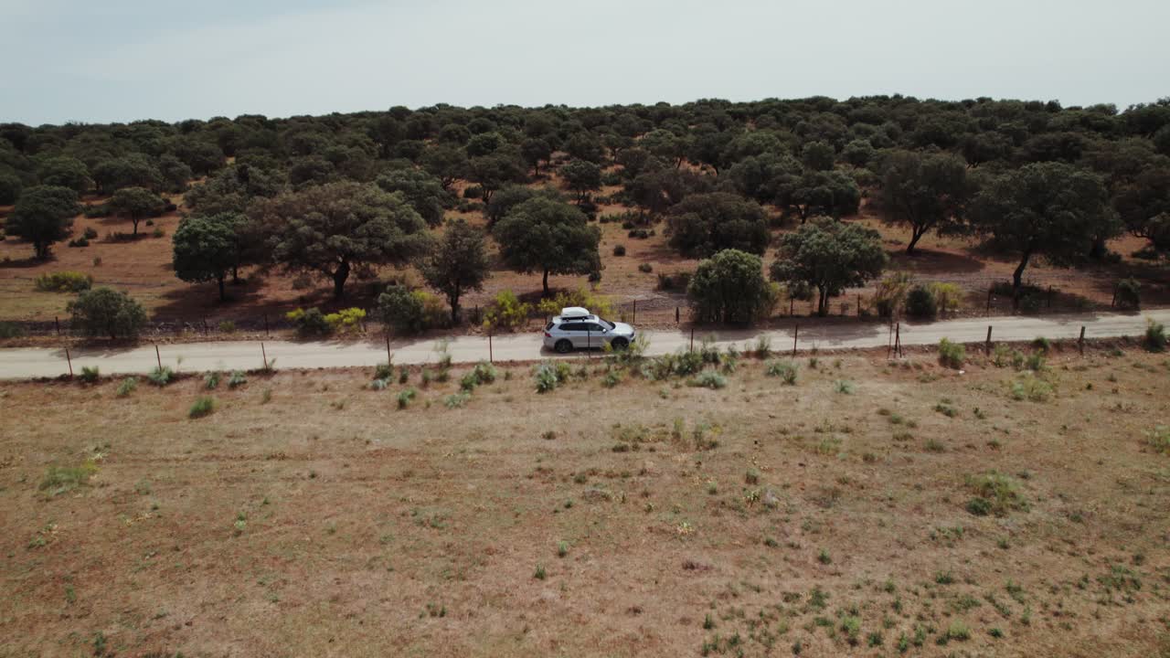 SUV che attraversa un paesaggio rurale
