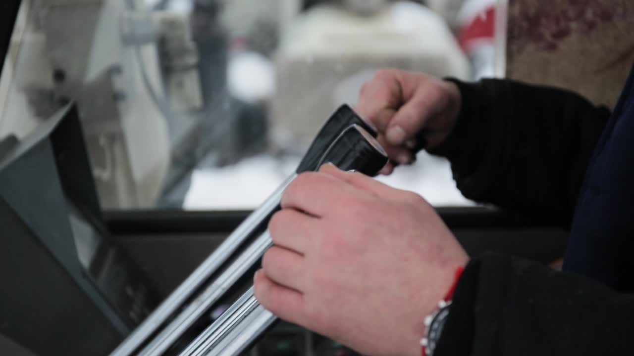 operador de excavadora que trabaja en invierno