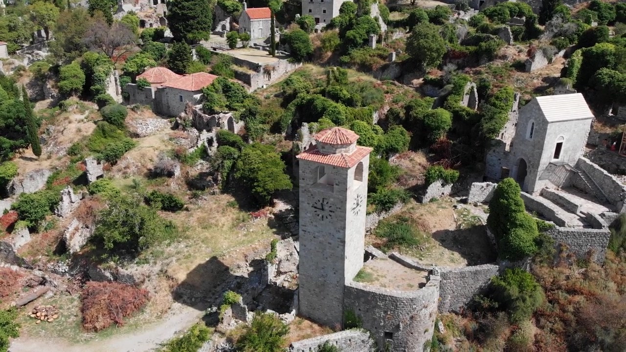 Aerea: Stari Bar o la città vecchia di Bar in Montenegro. Ripresa circolare con drone intorno alla chiesa.