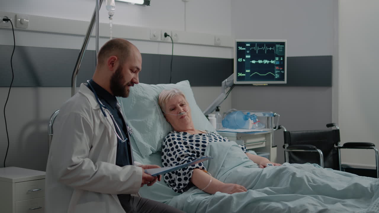 Medico e infermiera che fanno una visita a un paziente malato a letto