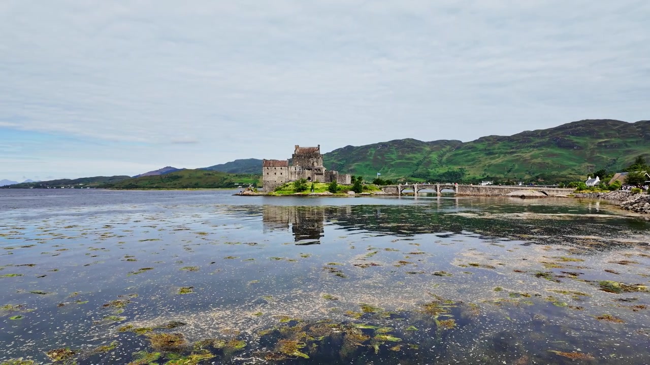 Splendida panoramica dello storico Castello di Eilean Donan e del Loch Duich nell'Isola di Skye, Scozia, in una soleggiata giornata estiva