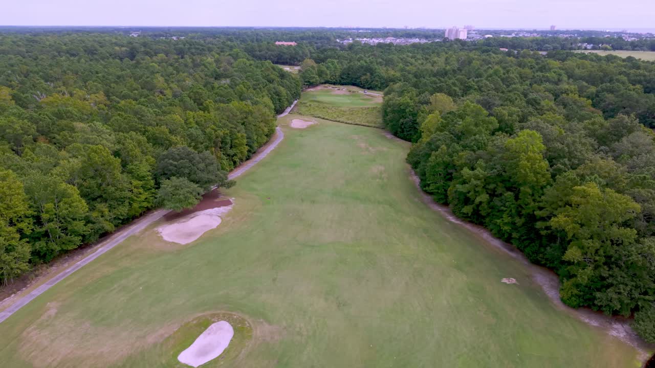 사우스 캐롤라이나주 노스 머틀 비치의 베어풋 랜딩 골프 코스 상공에서 촬영한 항공 풀아웃 영상