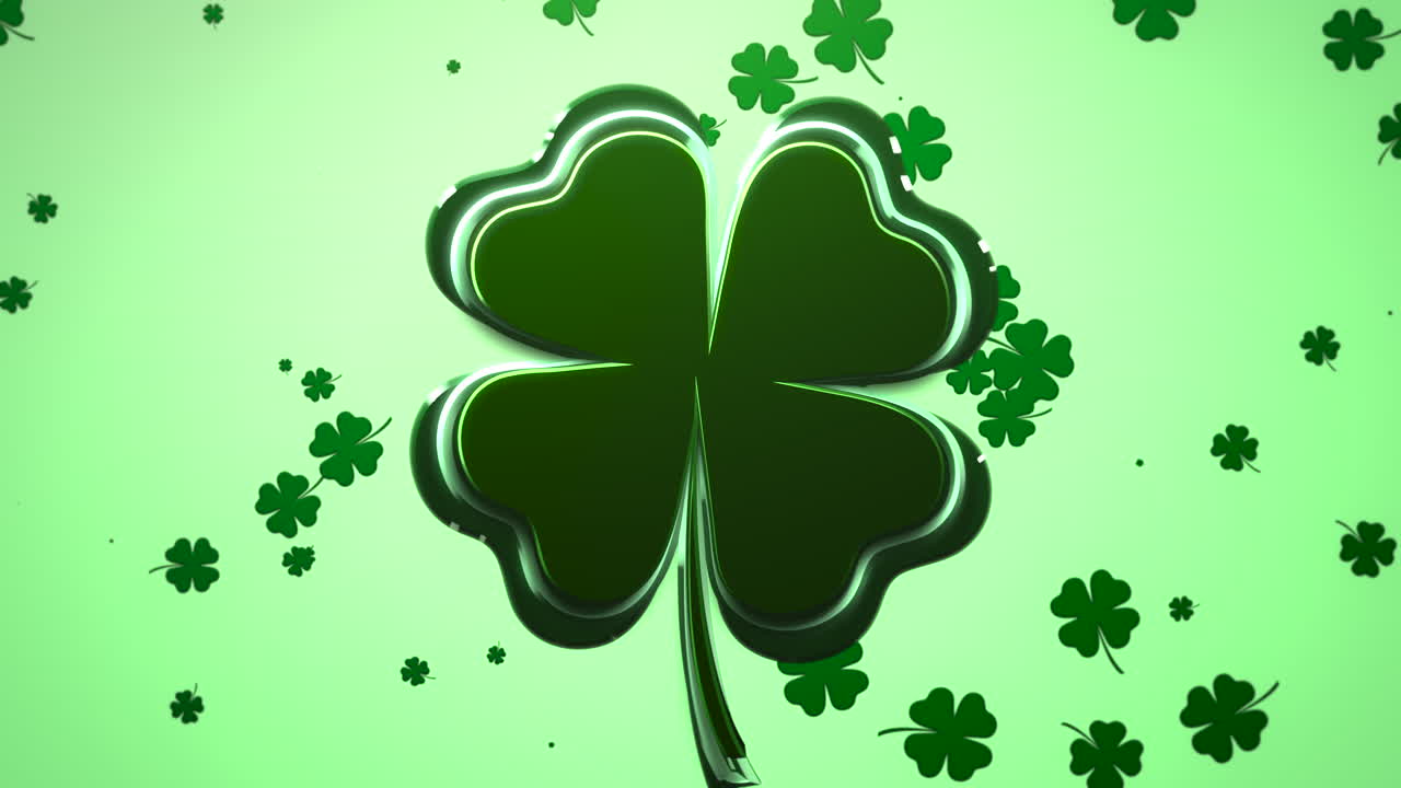 primer plano de trébol irlandés con pequeño trébol verde volador en el cielo nocturno