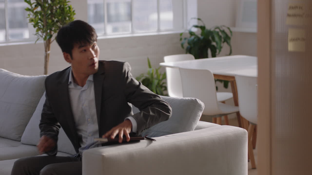 사업가 들 이 손을 흔들고 있는 젊은 아시아인 들 이 취업 면접 을 위해 기업 경영진 을 환영 하고 있으며 사무실 에서 경력 기회 를 즐기고 있다