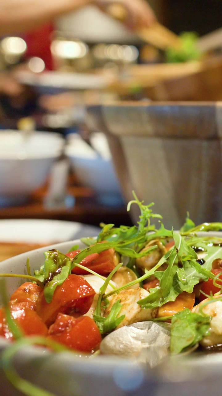 Primo piano di insalata Caprese fresca con rucola e glassa balsamica