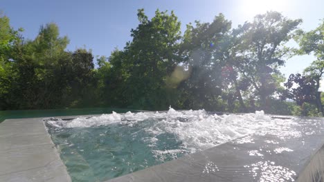 relajante jacuzzi al aire libre de lujo bañera de hidromasaje cerca de la toma de panorámica