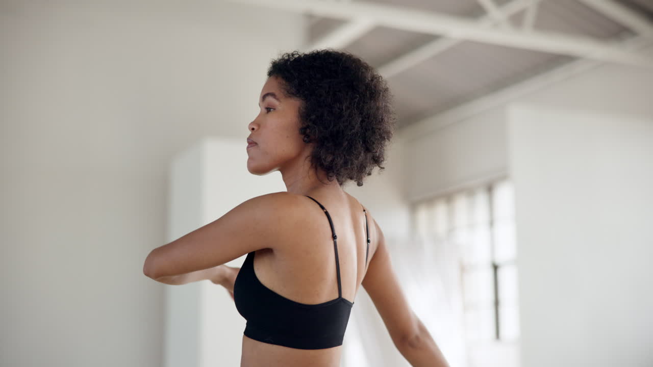 danza, libertad y energía con una mujer en un estudio