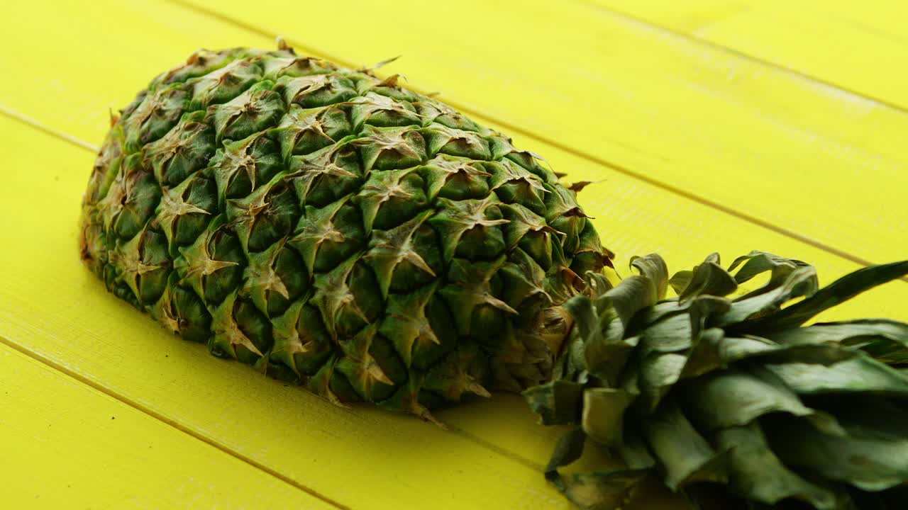 노란 나무에 파인애플 반