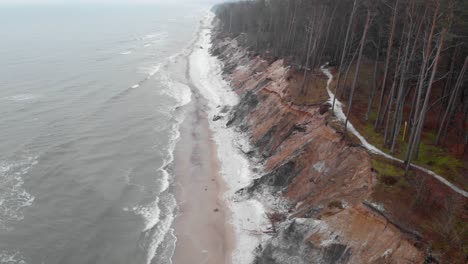 toma aérea de la playa de arena en ustka en invierno