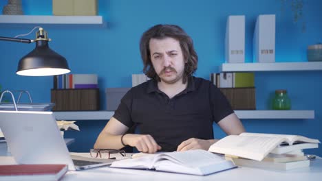 un estudiante universitario infeliz y pensativo.