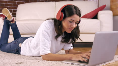 mujer sonriente usando computadora portátil
