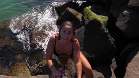 Chica-En-Bikini-Negro-Escalando-En-Las-Rocas---Olas-Del-Océano-En-La-Playa-De-Duranbah-En-Verano---Nueva-Gales-Del-Sur,-Australia