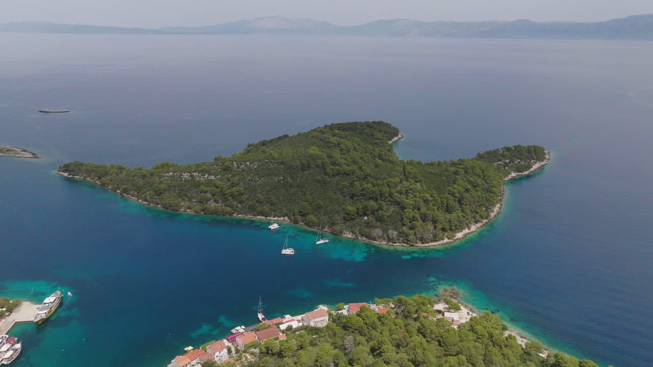 toma aérea del parque nacional de la isla mljet en croacia, europa
