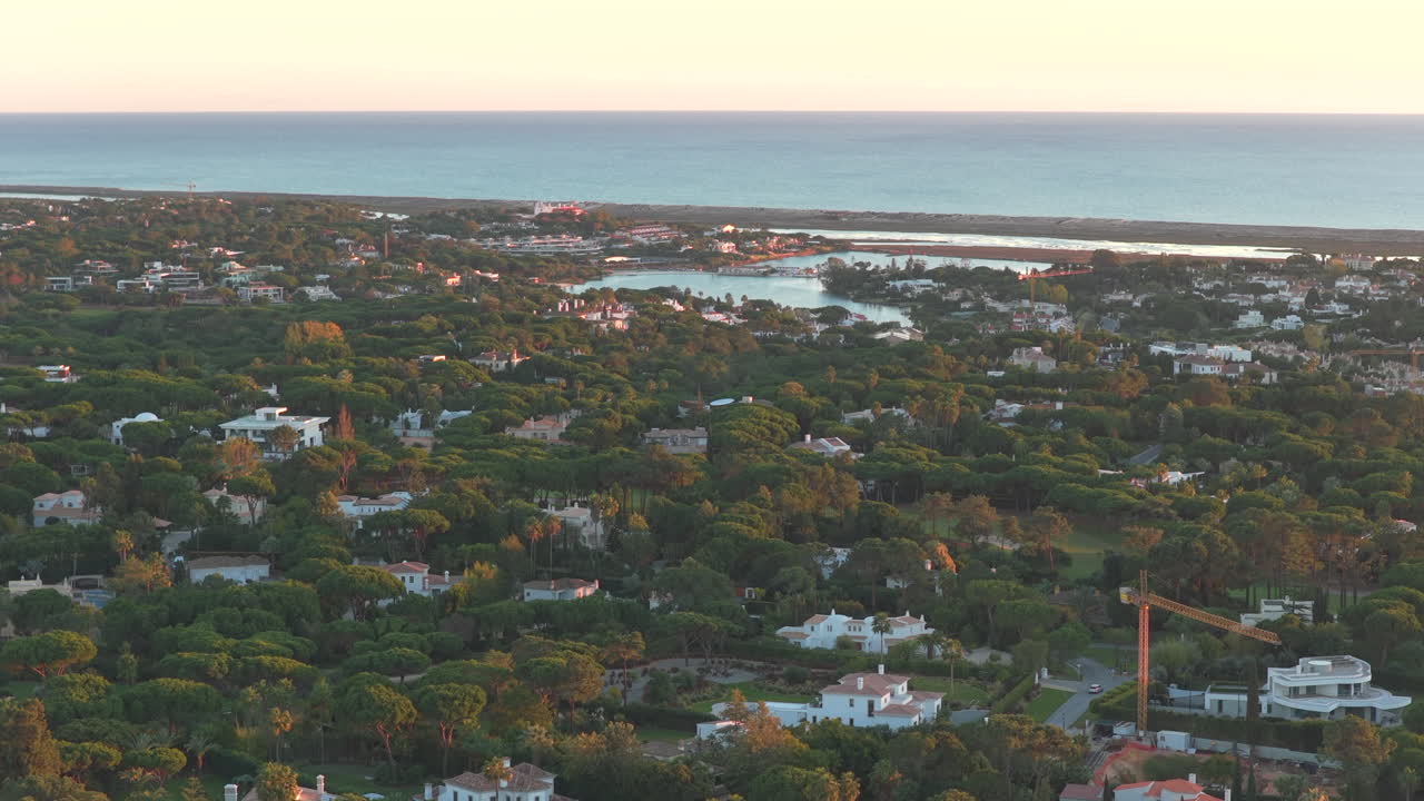 Vista aerea di ville di lusso a Quinta do Lago, Algarve, all'ora d'oro